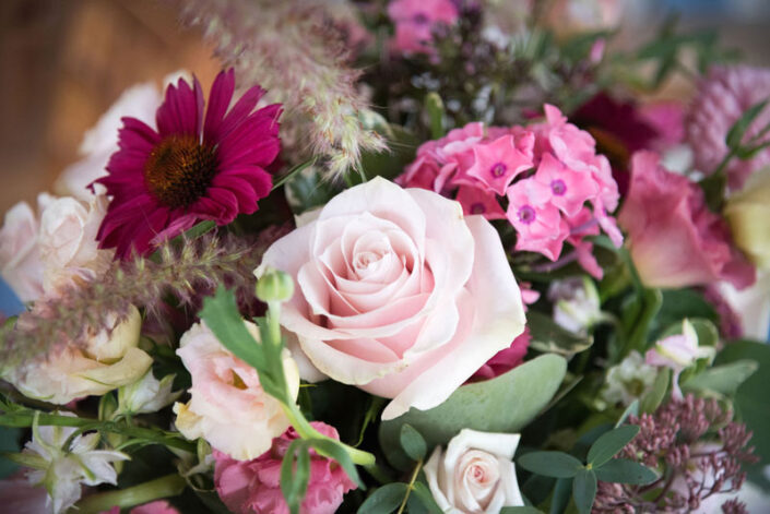 A bouquet of pink and white flowers is in a vase.